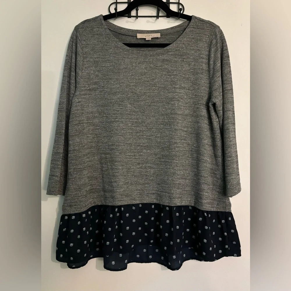 Loft Womens 3/4 Sleeve ‎ Gray Knit Top Woven Seashells Navy Ruffle Accent Medium